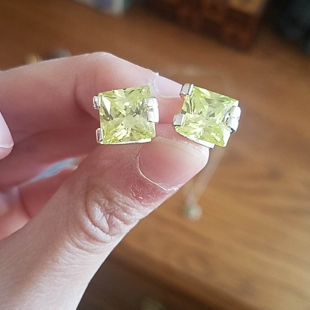 Gorgeous flower Necklace/Earrings/Ring set - Picture 3 of 4